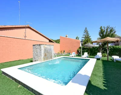 Chalet en Pinares de Roche con piscina, jardín y WiFi