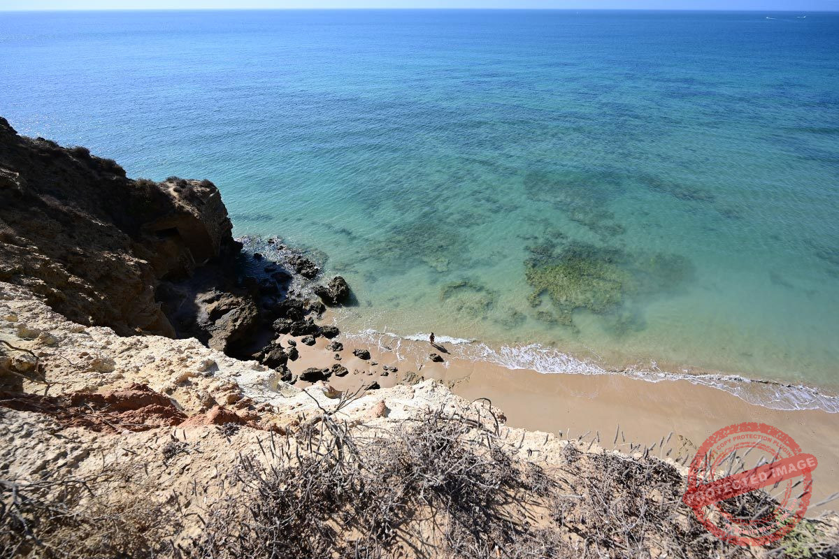 Vistas del agua cristalina de la cala del Puntalejo