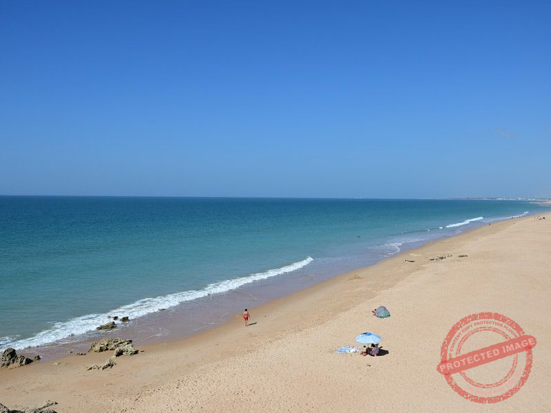Aguar cristalina de la playa de Roche