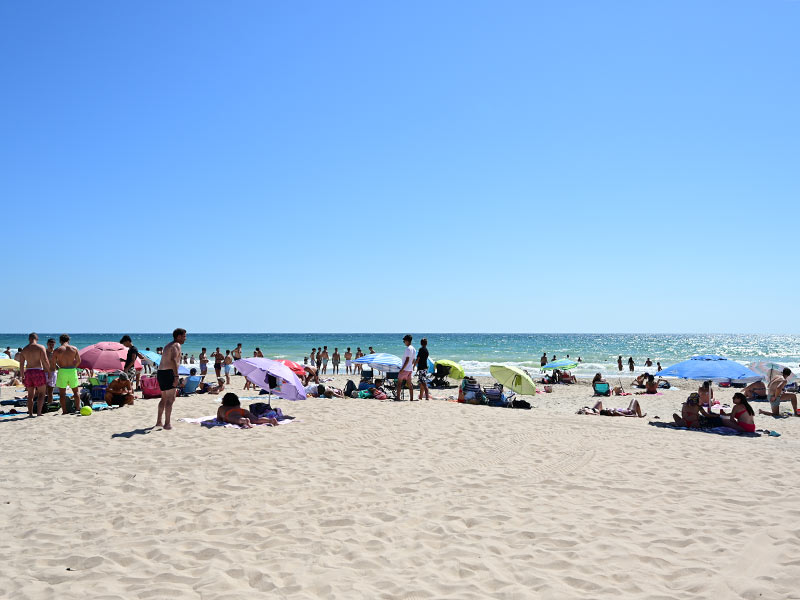 Gente disfrutando de playa