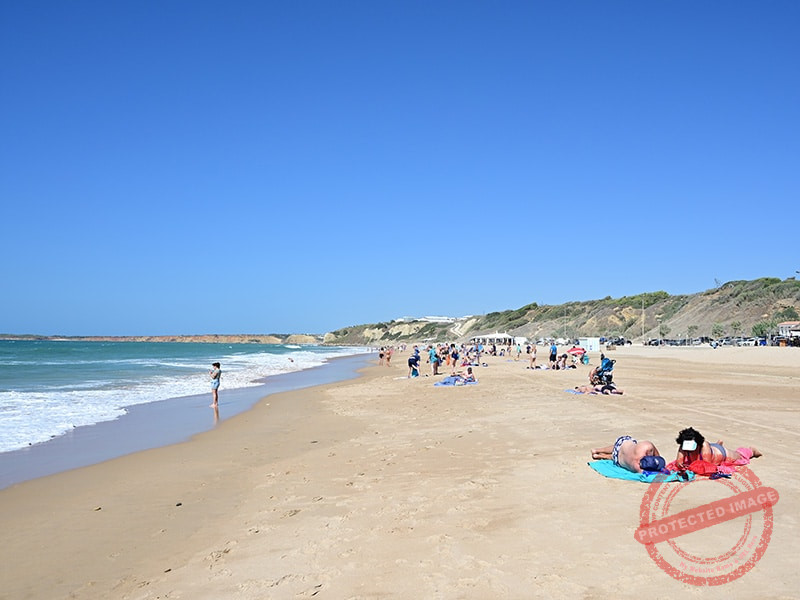 Turistas disfrutando de la playa de la Fontanilla