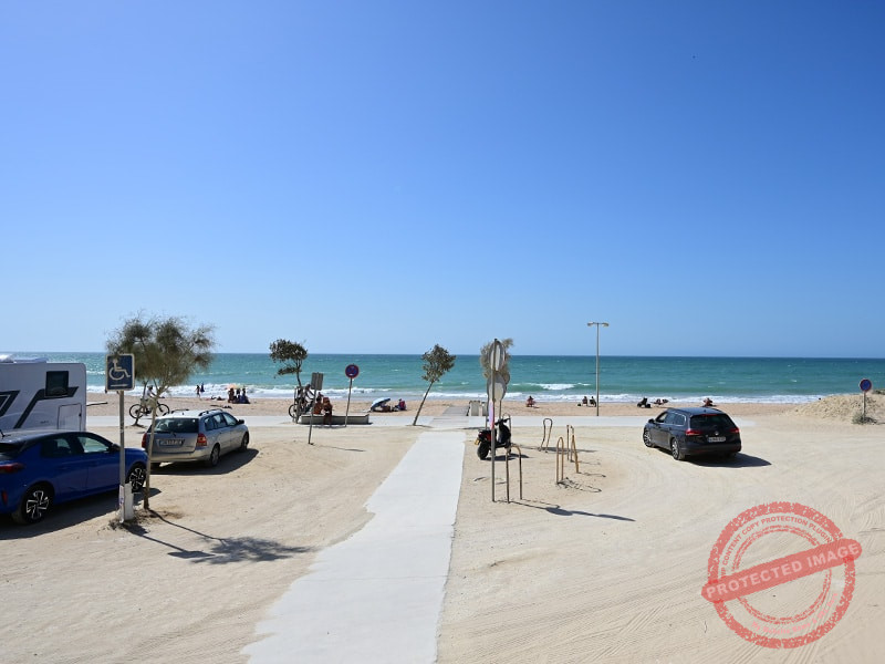 Pasarela de entrada a la playa de la Fontanilla